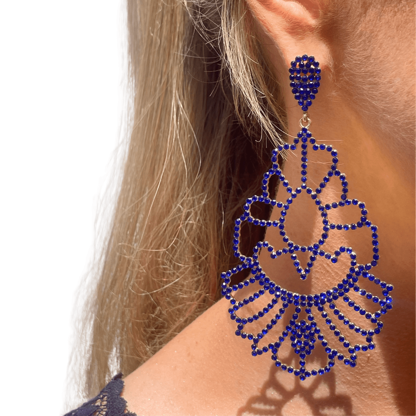 Photo Portée Boucles d'Oreilles Pendantes Arabesque
