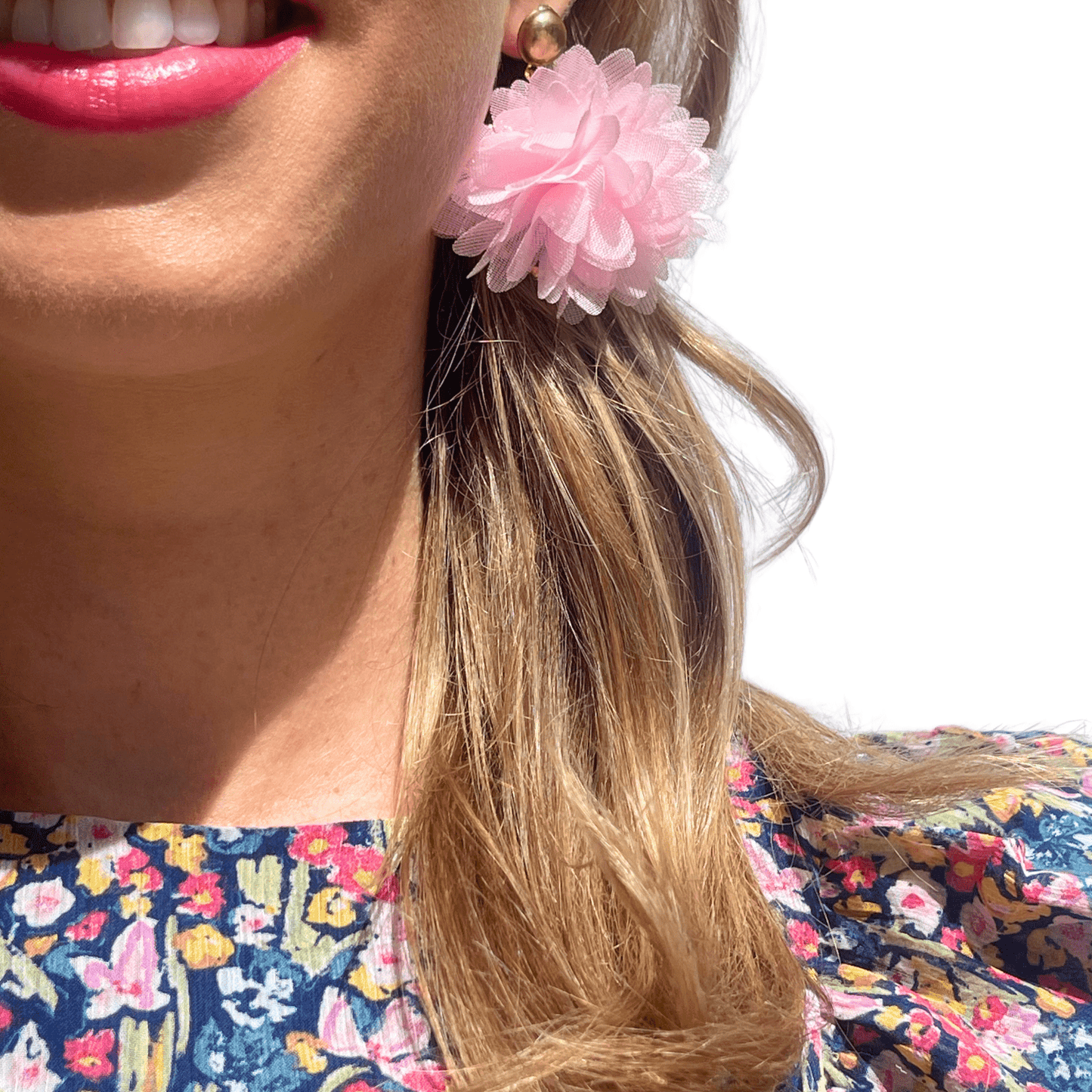 Photo Portée Boucles d'Oreilles Pendantes Hortensia