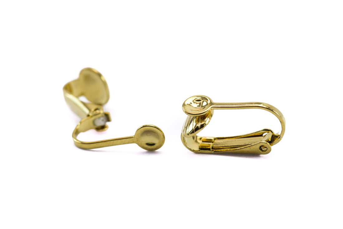 Clips dorés pour boucles d'oreilles permettant de porter des bijoux sans oreilles percées. 