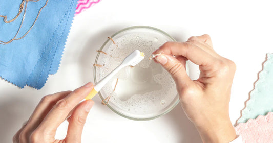Nettoyage de boucles d'oreilles avec une brosse douce pour préserver leur éclat.