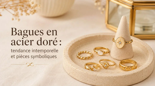 Collection de bagues en acier doré Les Inséparables : modèles tendance, intemporels et symboliques présentés sur un support en céramique dans une ambiance élégante