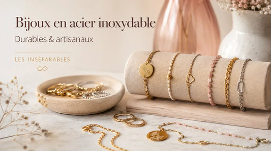 Collection de bijoux artisanaux en acier inoxydable Les Inséparables : bracelets, bagues et colliers durables présentés dans une ambiance élégante et lumineuse.