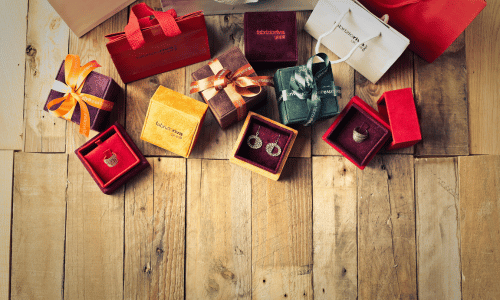 Coffrets cadeaux contenant des boucles d'oreilles fantaisie à offrir pour une occasion spéciale.