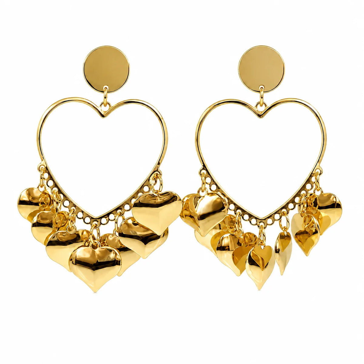 Détail des boucles d'oreilles cœur d'or montrant les cœurs pendants dorés et le sertissage