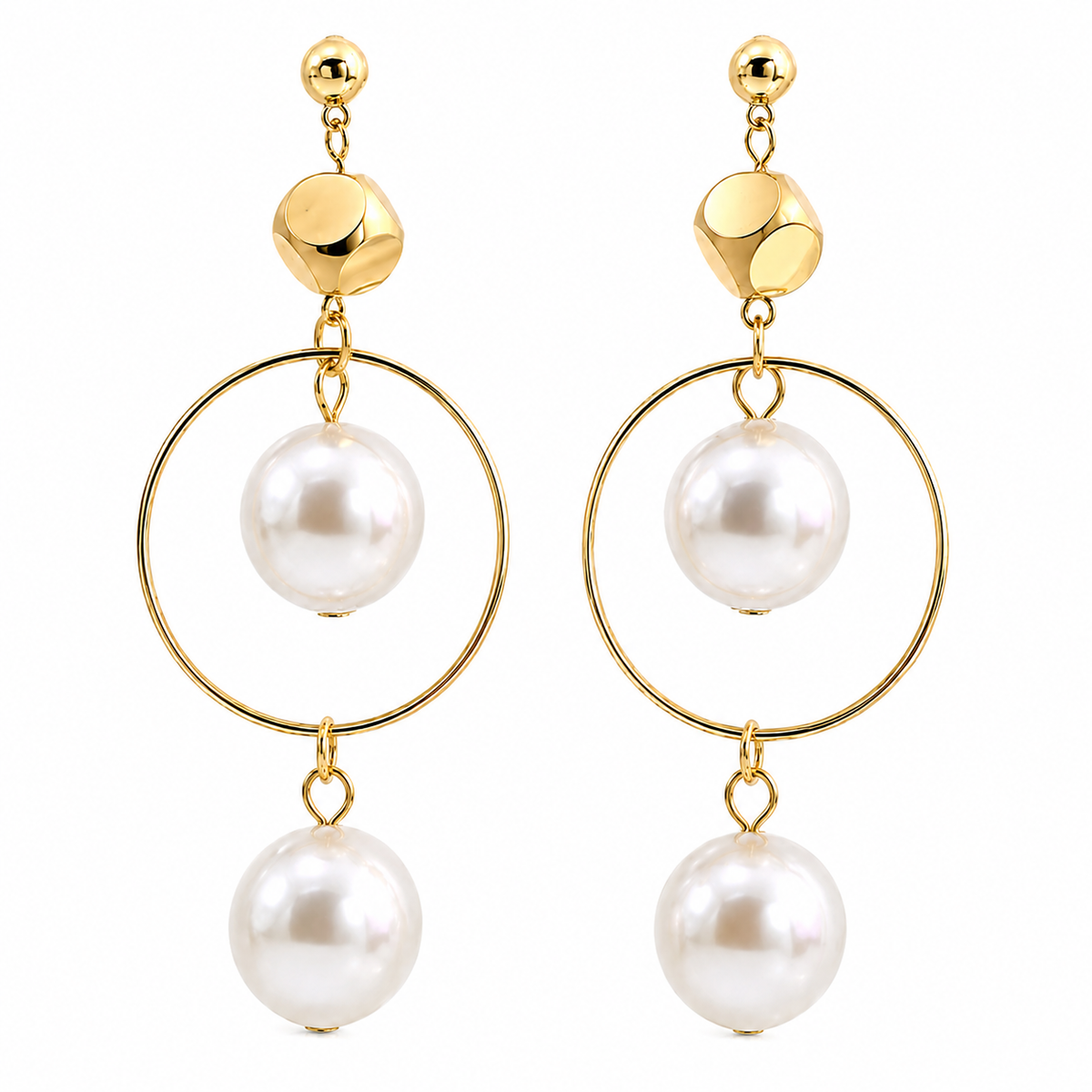 Boucles d'oreilles pendantes Mercure : paire de perles nacrées sertie dans des anneaux dorés géométriques, vue de face, design minimaliste épuré