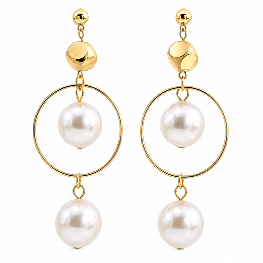 Boucles d'oreilles pendantes Mercure : paire de perles nacrées sertie dans des anneaux dorés géométriques, vue de face, design minimaliste épuré