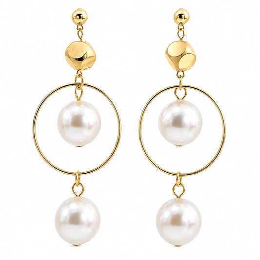 Boucles d'oreilles pendantes Mercure : paire de perles nacrées sertie dans des anneaux dorés géométriques, vue de face, design minimaliste épuré