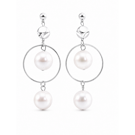 Boucles d'oreilles pendantes Vénus - perles nacrées blanches suspendues à des anneaux argentés épurés, design minimaliste et intemporel