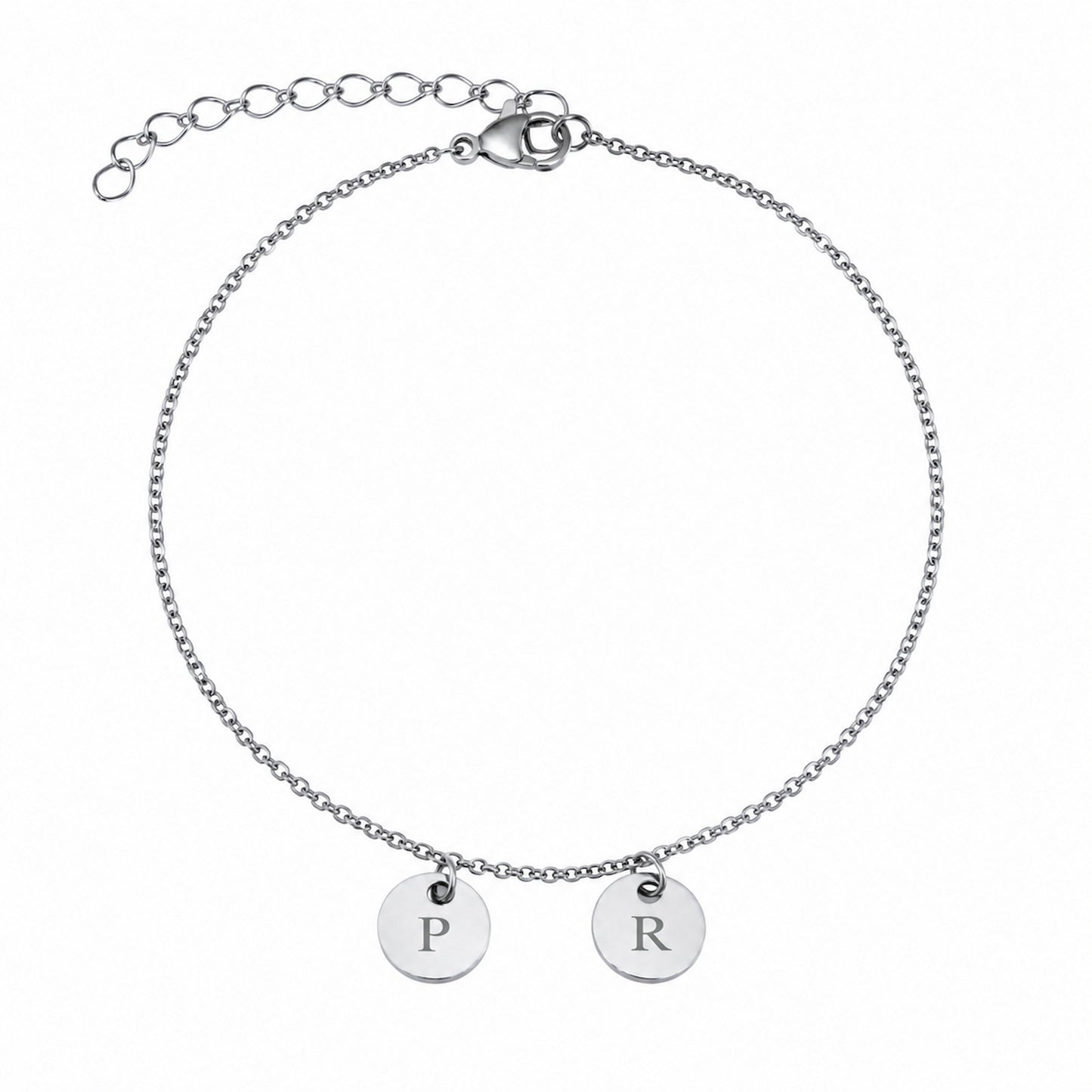 Bracelet chaîne personnalisé en acier argent avec deux médailles rondes gravées de lettres, fermoir réglable et finition brillante.
