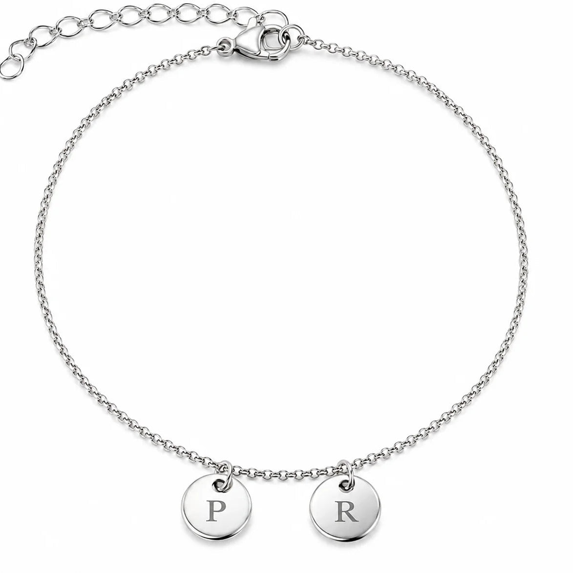 Bracelet chaîne personnalisé en acier argent avec deux médailles rondes 8mm gravées de lettres, fermoir réglable et finition brillante.