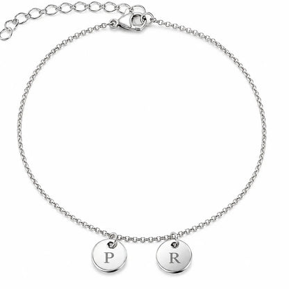 Bracelet chaîne personnalisé en acier argent avec deux médailles rondes 8mm gravées de lettres, fermoir réglable et finition brillante.
