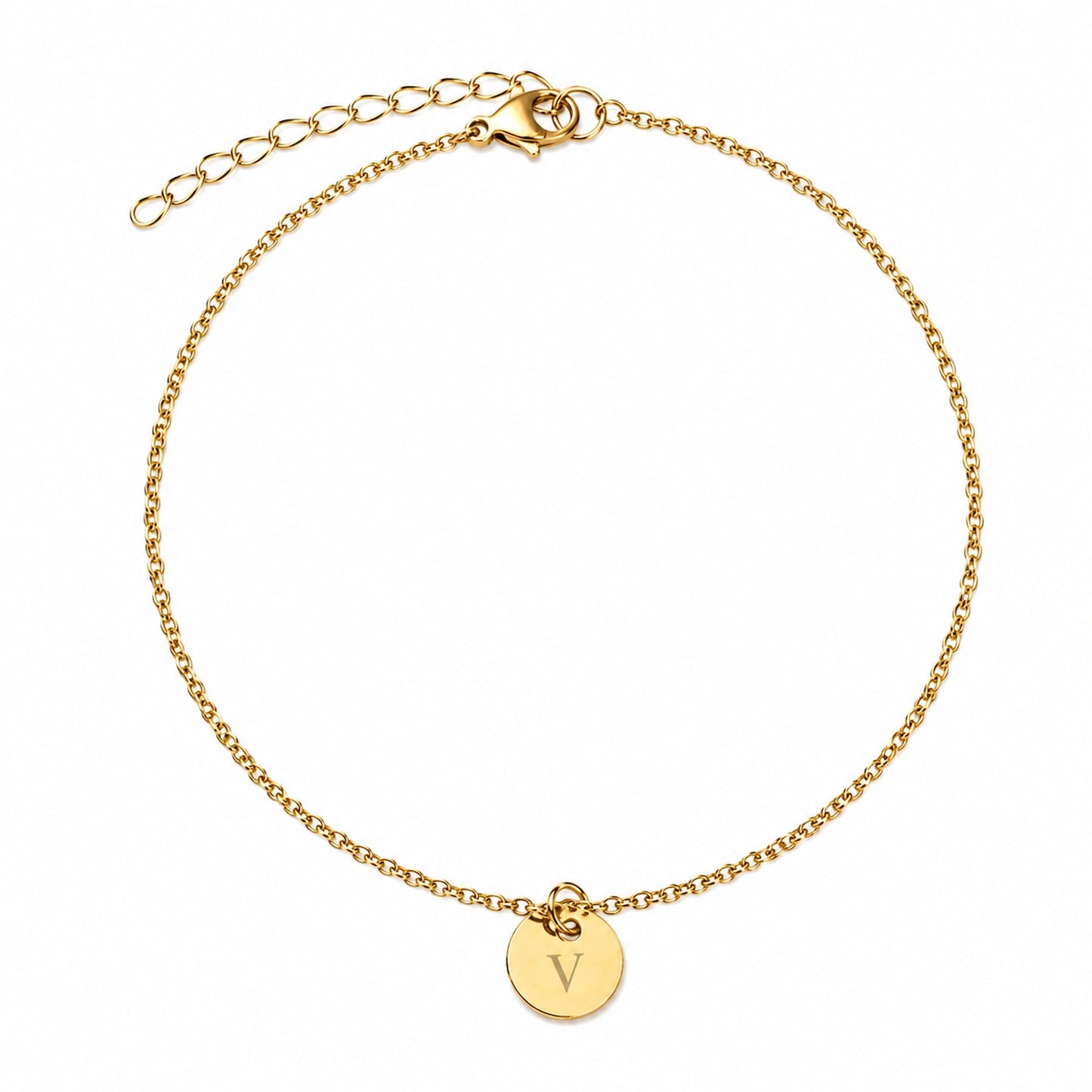 Bracelet chaîne personnalisé en acier doré avec médaille ronde gravée de l'initiale V, bijou minimaliste sur fond blanc.