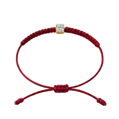 Bracelet cordon rouge, pierre de diamant de laboratoire sertie sur or 750/1000,
fermoir coulissant réglable
