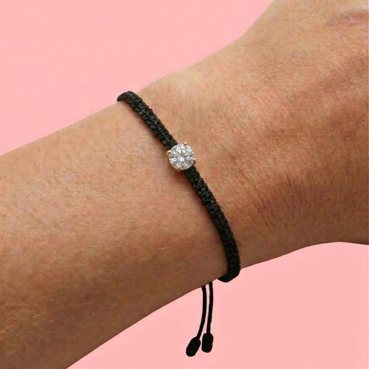 Bracelet noir avec un diamant de laboratoire au centre porté