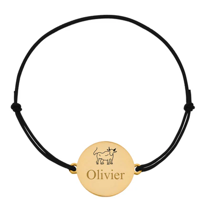 Bracelet cordon personnalisé avec médaille dorée gravée du signe Taureau et du prénom Olivier sur cordon noir