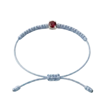 Bracelet cordon bleu ciel, pierre de rubis rouge de laboratoire sertie sur or
750/1000, fermoir coulissant réglable
