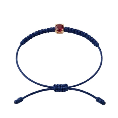 Bracelet cordon bleu marine, pierre de rubis rouge de laboratoire sertie sur or
750/1000, fermoir coulissant réglable

