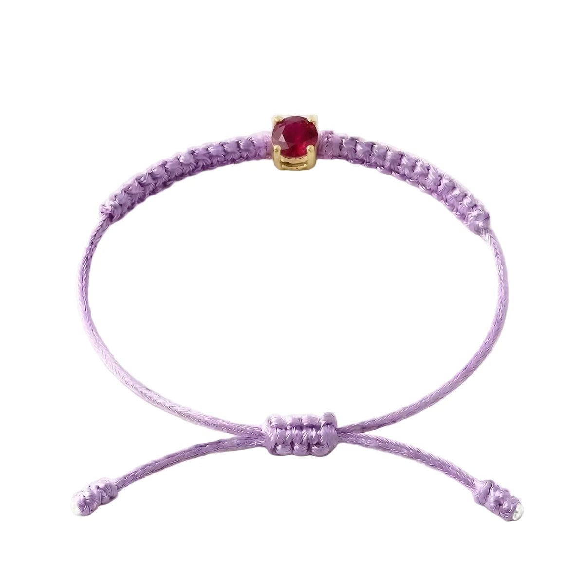 Bracelet cordon lilas, pierre de rubis rouge de laboratoire sertie sur or 750/1000,
fermoir coulissant réglable
