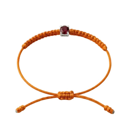 Bracelet cordon orange, pierre de rubis rouge de laboratoire sertie sur or
750/1000, fermoir coulissant réglable
