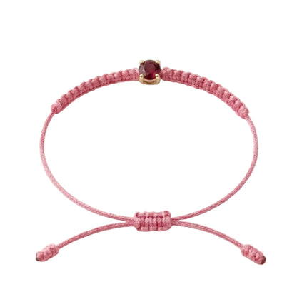 Bracelet cordon rose, pierre de rubis rouge de laboratoire sertie sur or
750/1000, fermoir coulissant réglable

