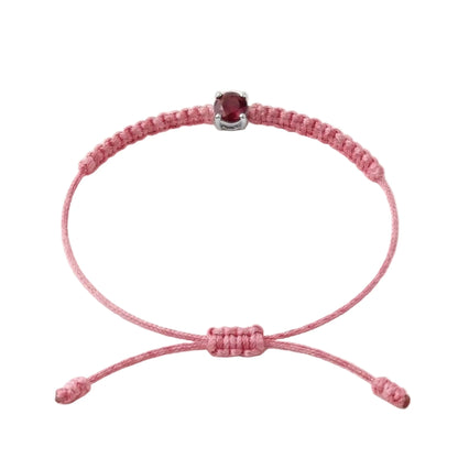 Bracelet cordon rose, pierre de rubis rouge de laboratoire sertie sur or
750/1000, fermoir coulissant réglable
