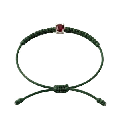 Bracelet cordon vert sapin, pierre de rubis rouge de laboratoire sertie sur or
750/1000, fermoir coulissant réglable
