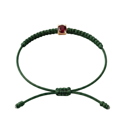 Bracelet cordon vert sapin, pierre de rubis rouge de laboratoire sertie sur or
750/1000, fermoir coulissant réglable