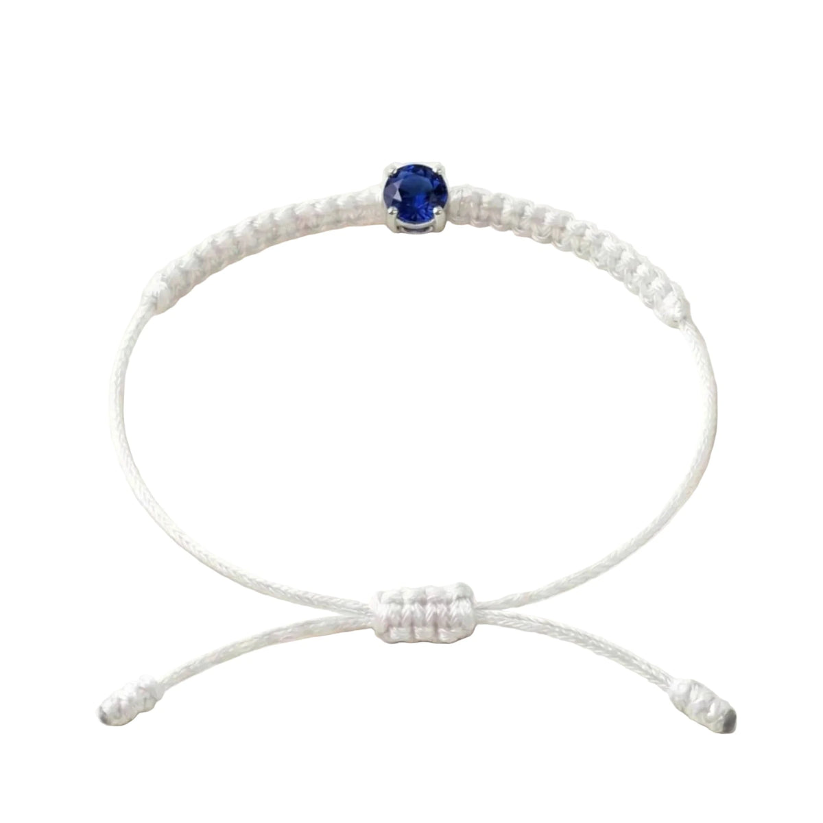 Bracelet cordon écru, pierre de saphir bleu de laboratoire sertie sur or 750/1000,
fermoir coulissant réglable

