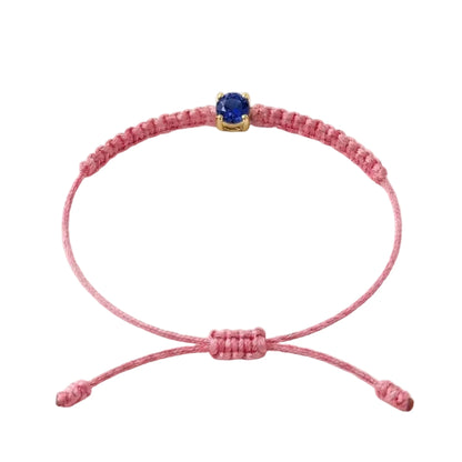 Bracelet cordon rose, pierre de saphir bleu de laboratoire sertie sur or 750/1000,
fermoir coulissant réglable
