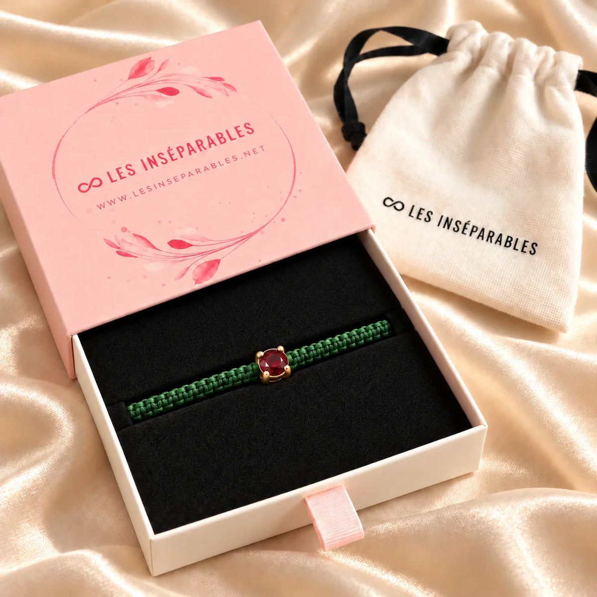 Bracelet cordon tressé vert serti d’un rubis de laboratoire sur or, présenté dans son coffret cadeau Les Inséparables avec sa pochette