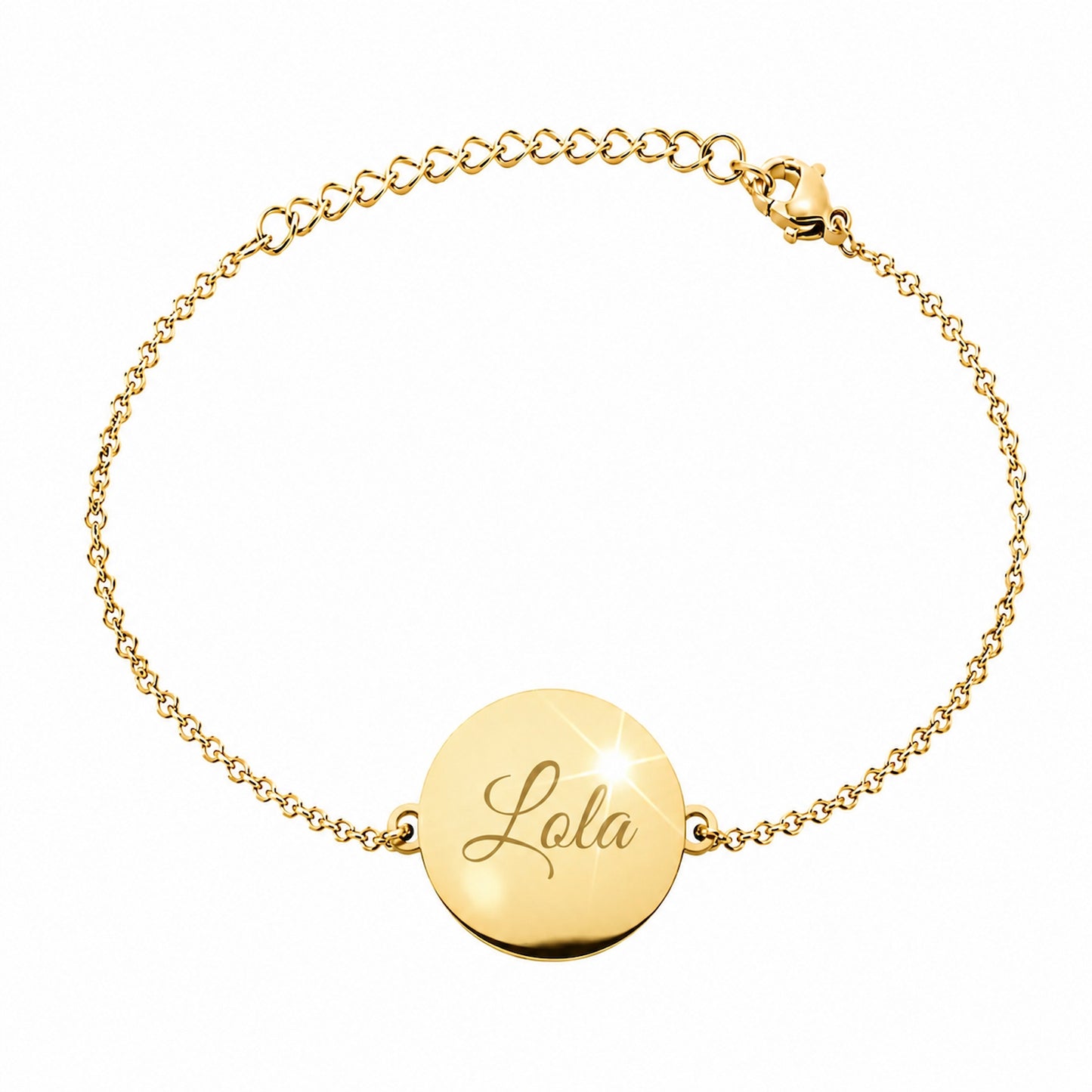Bracelet personnalisé en acier doré avec médaille ronde gravée "Lola", chaîne fine ajustable et finition polie sur fond blanc.