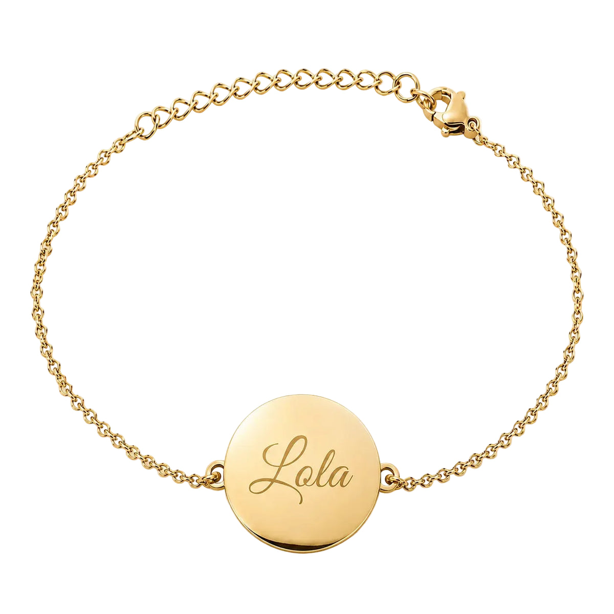 Bracelet personnalisé en acier doré avec médaille ronde gravée "Lola", chaîne fine ajustable et finition polie sur fond blanc.
