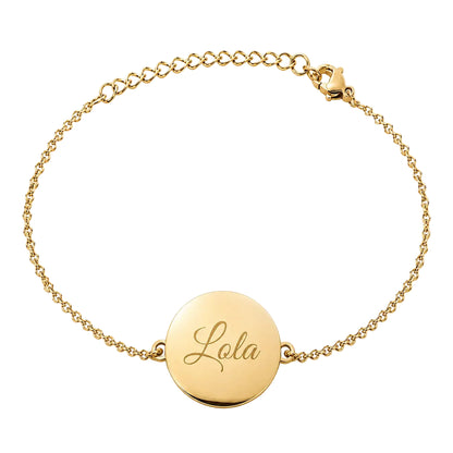 Bracelet personnalisé en acier doré avec médaille ronde gravée "Lola", chaîne fine ajustable et finition polie sur fond blanc.