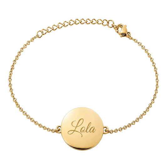 Bracelet personnalisé en acier doré avec médaille ronde gravée "Lola", chaîne fine ajustable et finition polie sur fond blanc.