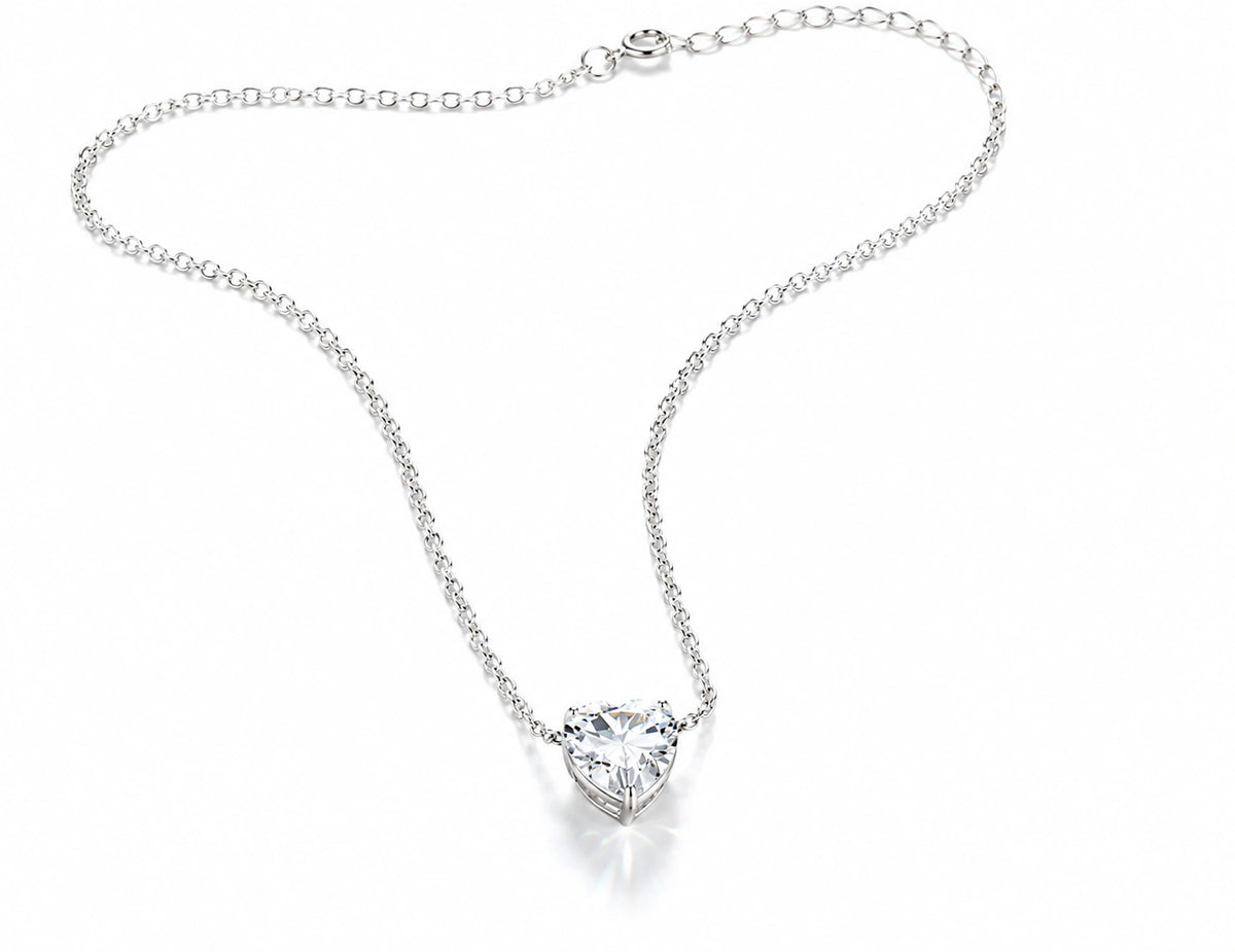 Collier argenté avec pendentif cœur serti d’une pierre blanche