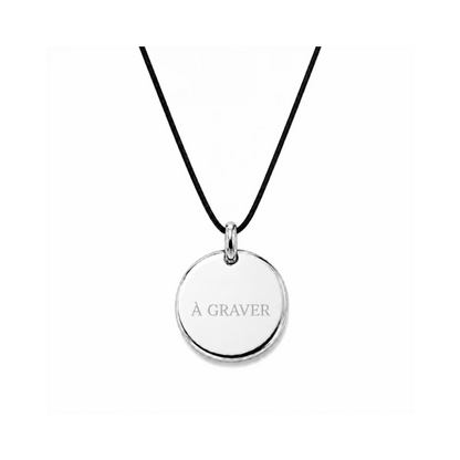 collier médaille argentée 8 mm ou 15 mm à graver sur cordon noir.