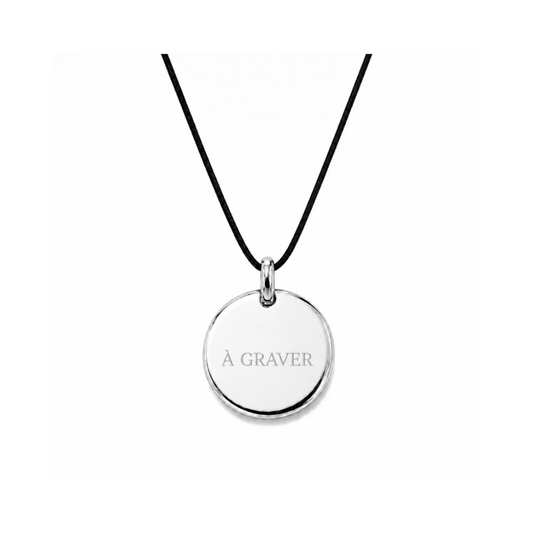 collier médaille argentée 8 mm ou 15 mm à graver sur cordon noir.