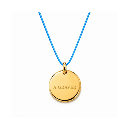 collier cordon de couleur bleu clair avec fermoir et médaille dorée  graver 8 mm ou 15 mm au choix 