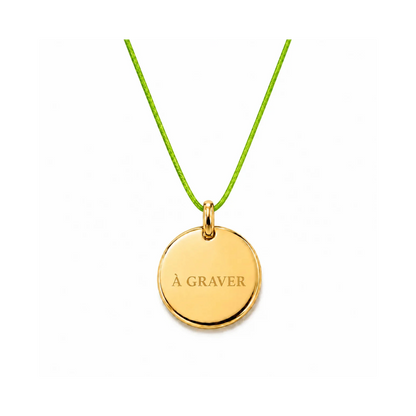 collier cordon de couleur vert pomme avec fermoir et médaille dorée  graver 8 mm ou 15 mm au choix 