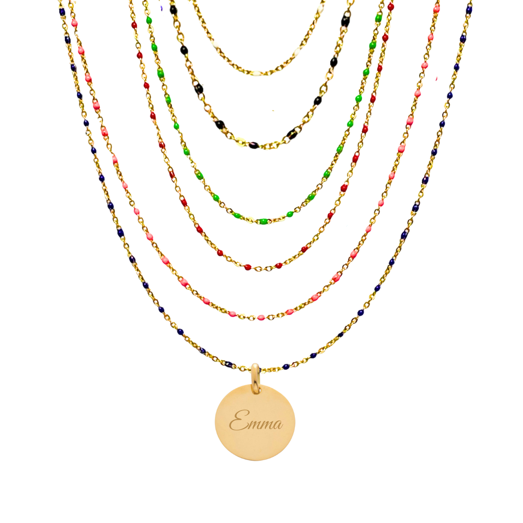 Collier médaille sur chaîne fine en acier inoxydable doré avec petites perles de résine colorées