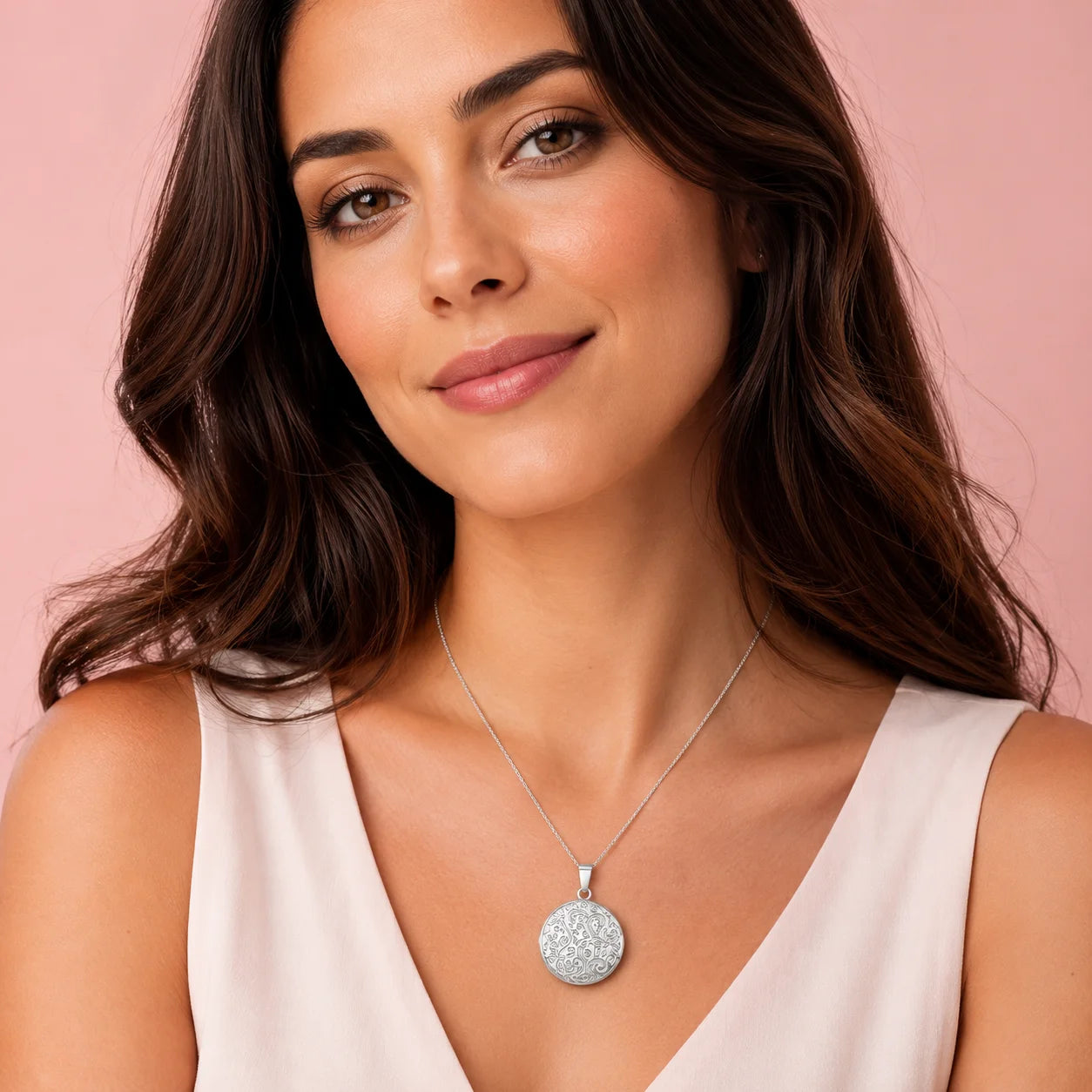 collier argenté avec médaillon ouvrable, porte photo rond à motif floral