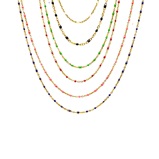 Collier chaîne fine en acier inoxydable doré avec petites perles de résine colorées