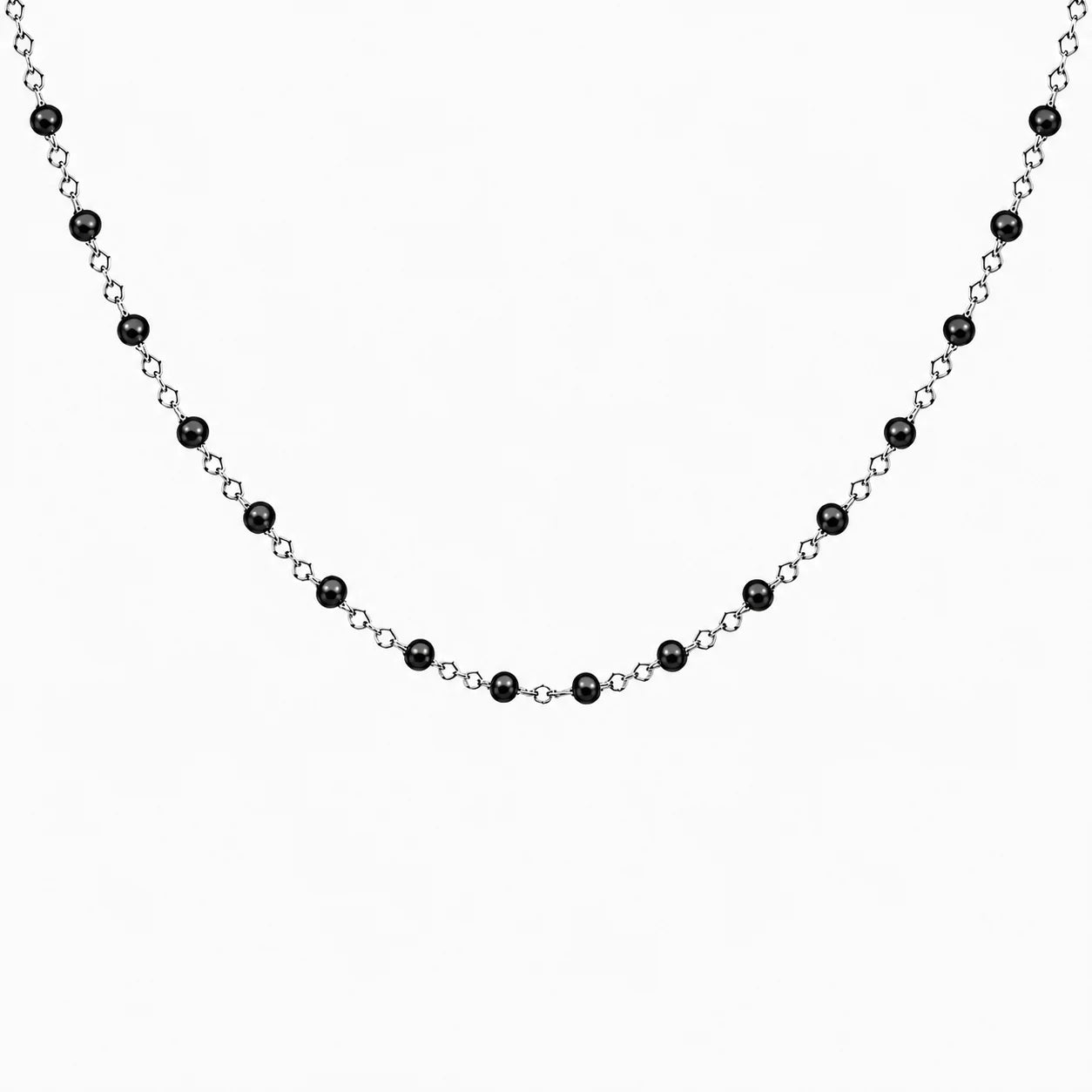Collier chaîne fine en acier inoxydable argenté avec petites perles de résine noires