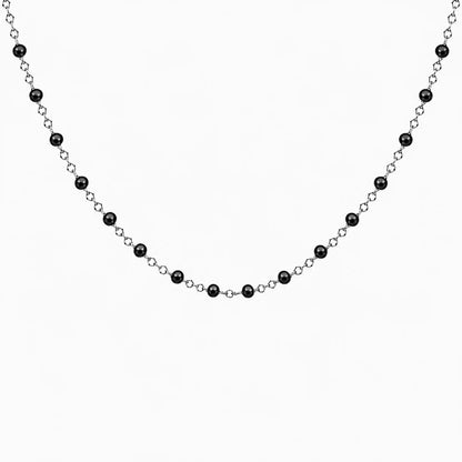 Collier chaîne fine en acier inoxydable argenté avec petites perles de résine noires