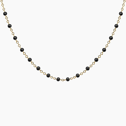 Collier chaîne fine en acier inoxydable dorée avec petites perles de résine noires