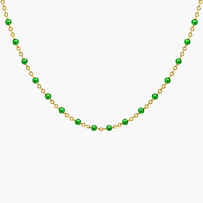 Collier chaîne fine en acier inoxydable dorée avec petites perles de résine vertes