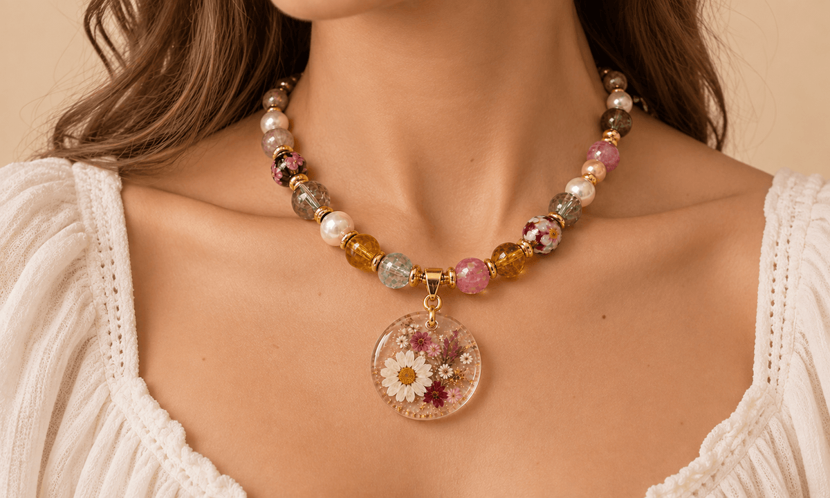 Pendentif en résine avec fleur séchée créé pendant un atelier bijoux