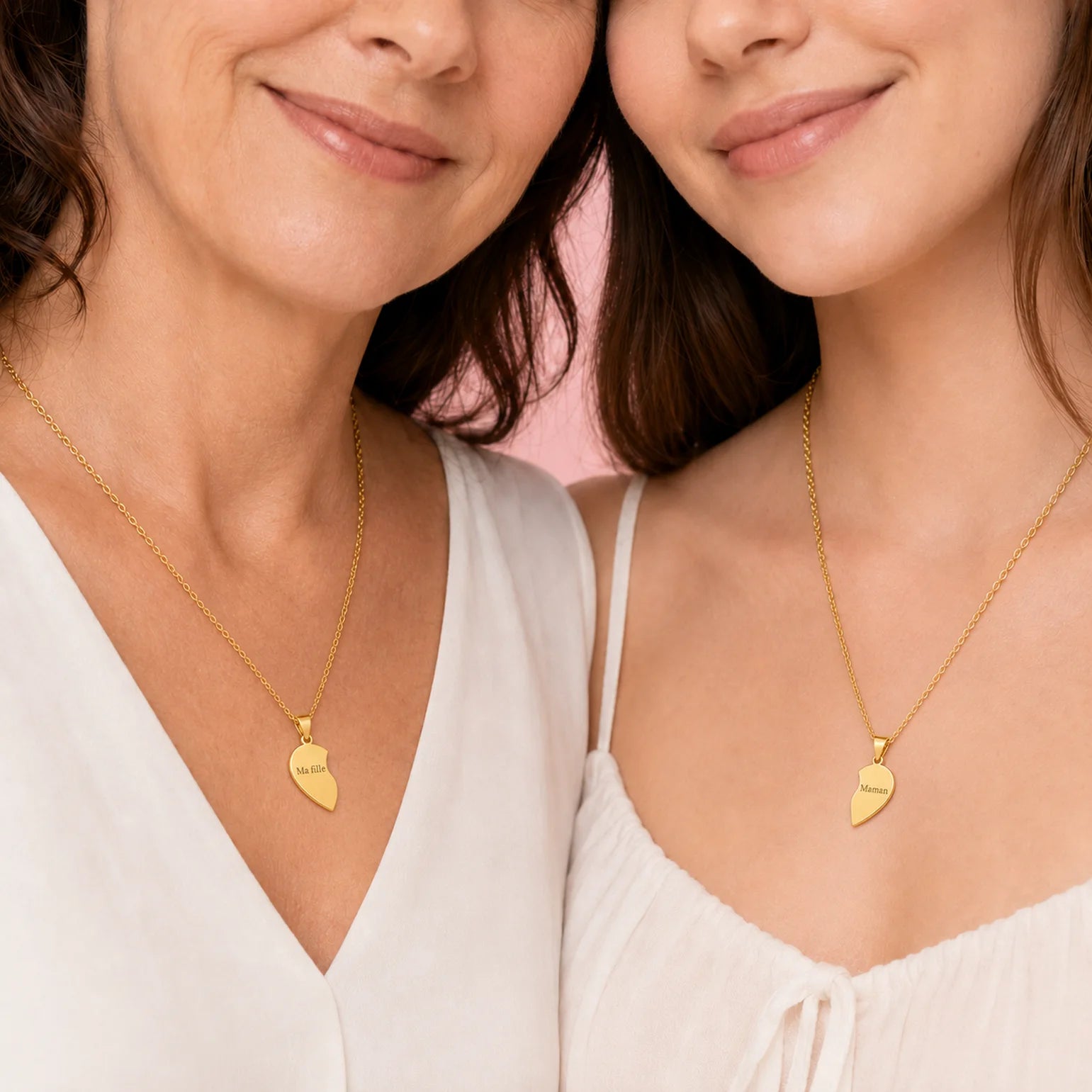 Collier cœur cassable porté sur mannequin, composé de deux pendentifs assortis à partager
