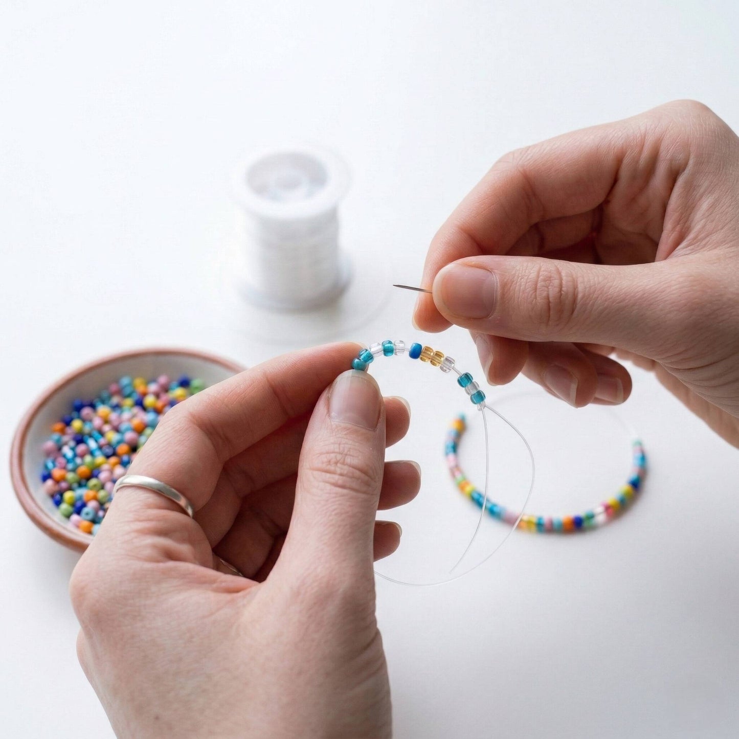 Enfilage de bracelet perles sur fil élastique
