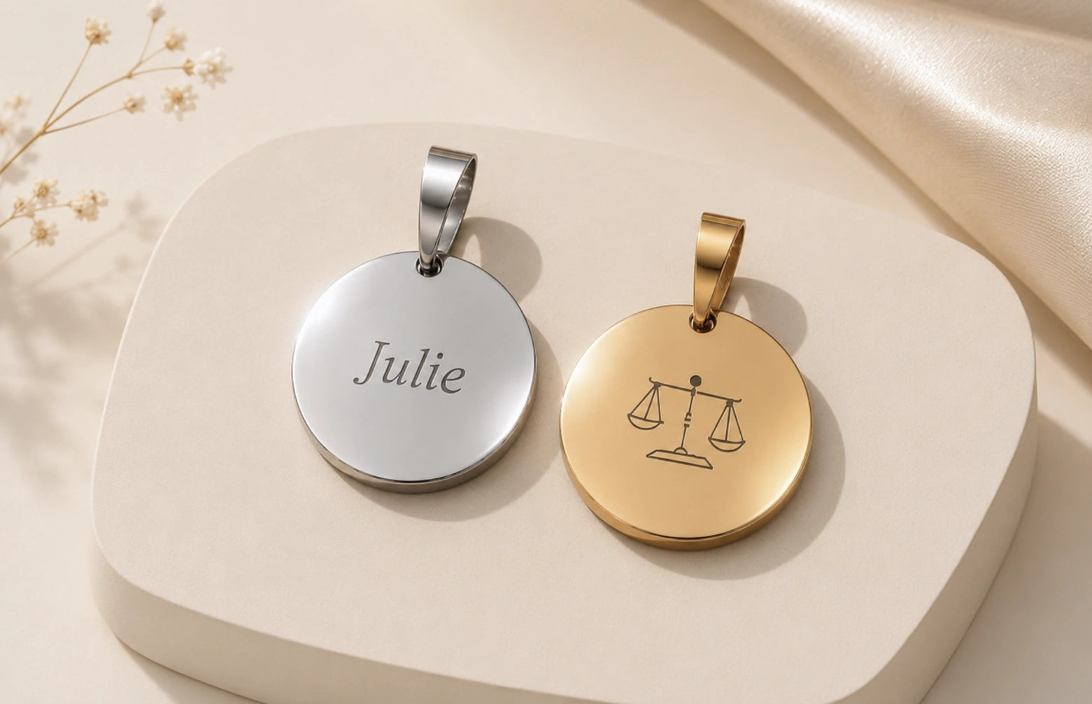 Deux médailles rondes personnalisées, une argentée gravée « Julie » et une dorée ornée du signe astrologique Balance.